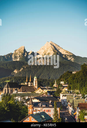 Dorfansicht mit Pfarrkirche St. Andreas und Stiftskirche St. Peter, im hinteren Watzmann, Berchtesgaden Stockfoto