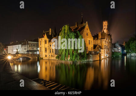 Brügge bei Nacht beleuchtet mit Reflexionen Stockfoto