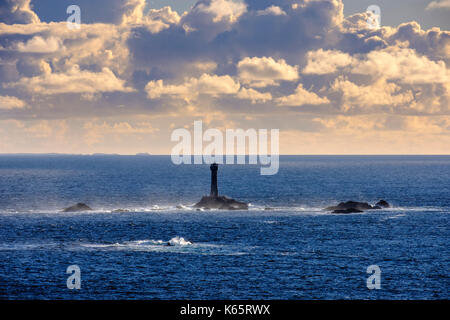 Longship Lighthouse, Longships Lighthouse, Blick von Land's End, Cornwall, England, Großbritannien Stockfoto