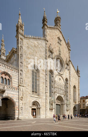 COMO, Italien - 20. August: Fassade der gotischen Kathedrale mit einigen Touristen zu Fuß in einer Stadt nicht verlassen - für Mitte August Urlaub im hellen, in Summe Schuß Stockfoto