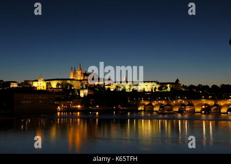 Blick auf die Prager Burg und die Karlsbrücke bei Nacht, Prag, Tschechische Republik Stockfoto