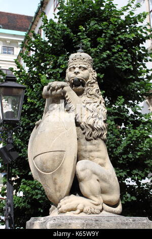 Lion Statue mit Schild in der Wiener Hofburg, Österreich Stockfoto