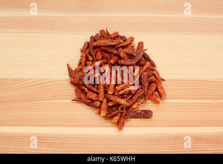 Birds Eye Chillis auf einem hölzernen Hintergrund, Kiefer Holz Stockfoto