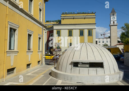 Albanien, Tirana, Eingang "bunkart 2' Museum, während Enver Hoxha die kommunistische Herrschaft über 200.000 militärische Verteidigung Bunker, in dem in Albanien / Albanien, Tirana gebaut, Etagenbett Kunst 2 Museum', waehrend der kommunistischen Herrschaft von Enver Hodscha wurden Ca. 200.000 militaerische Bunker gebaut Stockfoto