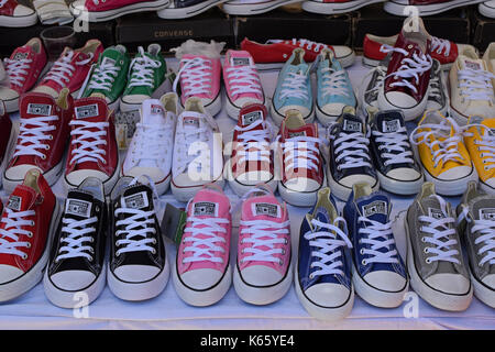 Athen, Griechenland - 15. AUGUST 2016: All star Freizeitschuhe bunte Sport Sneakers zum Verkauf unterhalten. Stockfoto