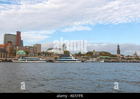 Hamburg, Deutschland - schöne Aussicht der berühmten Hamburger Landungsbrücken mit Hafen und traditionelle Raddampfer auf der Elbe, St. Stockfoto