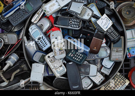 Athen, Griechenland - August 4, 2016: Alte handy handys. Stapel der gebrochenen handphones für Verkauf an Junk-e-shop. Stockfoto