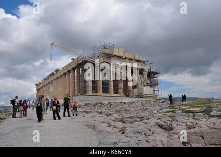 Athen, Griechenland - 6. Mai 2014: Die Leute, die die Akropolis und den Tempel des Parthenon unter Reparaturen mit Kran und Gerüst. Stockfoto