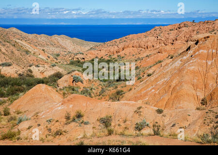 Rote Felsen des Fairy Tale Canyon / Skazka Canyon am Südufer des Issyk-Kul Sees bei Tosor, Kirgisistan Stockfoto