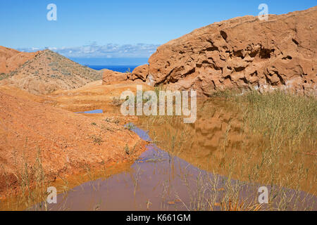 Rote Felsen des Fairy Tale Canyon / Skazka Canyon am Südufer des Issyk-Kul Sees bei Tosor, Kirgisistan Stockfoto