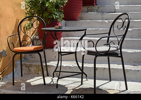 Zwei Stühle und ein Tisch im Cafe Bar in Griechenland. Stockfoto