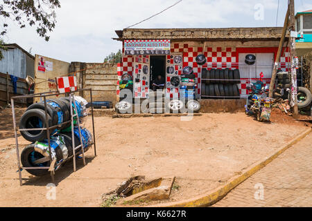 Kleine Werkstatt durch am Straßenrand mit Reifen auf Anzeige, Kenia Stockfoto