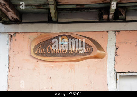 Insel SAN CRISTOBAL GALAPAGOS - Februar 17, 2017: Charles Darwin Avenue Street Sign. Das Zeichen ist in Puerto Baquerizo Moreno, die Hauptstadt der Gal Stockfoto