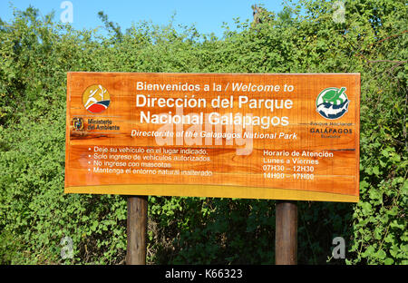 Insel SANTA CRUZ, Galápagos - Februar 20, 2017: Galapagos National Park Willkommen Zeichen sowohl in Deutsch als auch in Englisch und Spanisch. Der Nationalpark umfasst 97 p Stockfoto