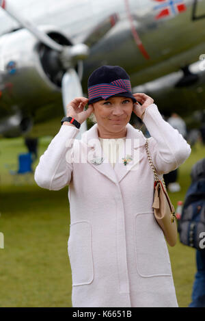 Jodie Kidd im Zeitraum Kleidung am Goodwood Revival 2017, während der Geist der Luftfahrt Concourse d'Elegance beurteilen Stockfoto