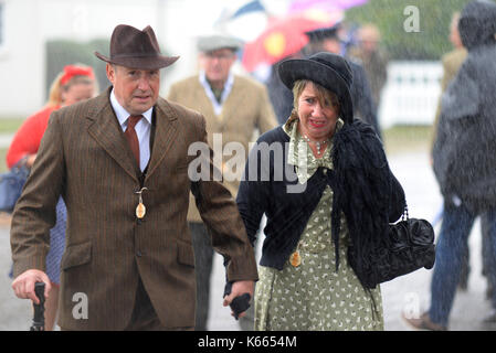 Leute, Goodwood Revival 2017 Leiden im Regen. Frau Suchen schmerzte bei schlechtem Wetter. Nasse Frauen. Es regnete. Zeitraum Kleidung. Vintage Kostüm Stockfoto