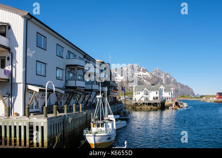 Harbourside Gebäude in Fischerdorf Henningsvær, Austvågøya Insel, Lofoten, Nordland, Norwegen, Skandinavien, Europa Stockfoto