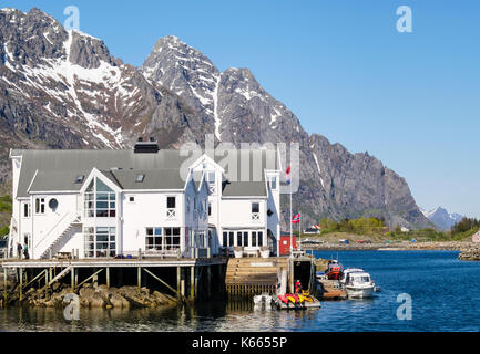 Weißes Gebäude aus Holz von Harbour im Fischerdorf. Henningsvær, Austvågøya Insel, Lofoten, Nordland, Norwegen, Skandinavien, Europa Stockfoto