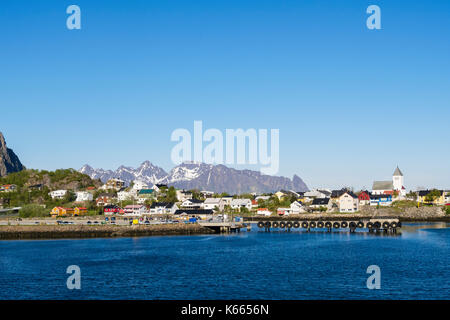 Blick auf die Kirche in Svolvaer, Austvågøya Insel Archipel, Lofoten, Nordland, Norwegen, Skandinavien Stockfoto