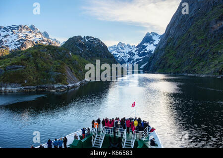 Kreuzfahrtschiff in den schmalen Trollfjord oder Trollfjorden aus Raftsundet Strait. Austvågøya Insel, Lofoten, Nordland, Norwegen, Skandinavien Stockfoto