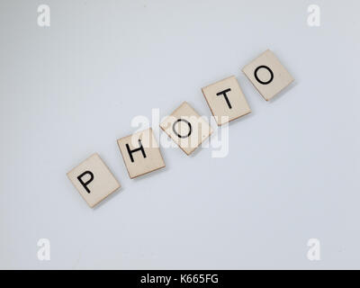 Das Wort "Foto" mit Holz- Brief Fliesen geschrieben. Stockfoto