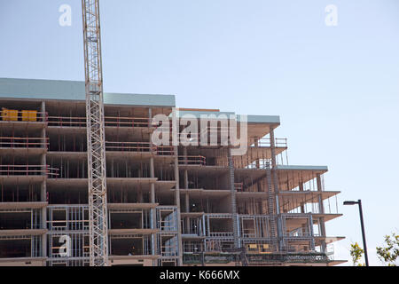 Stahlträger und Betonböden in einem mehrstöckigen Gebäude im Bau Stockfoto