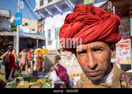Portrait eines älteren Rajasthani mit einem roten Turban, Pushkar, Rajasthan, Indien Stockfoto