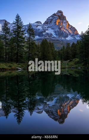 Lago Blu (Blauer See) mit Monte Cervino (Matterhorn), Breuil Cervinia Aostatal, Alpen, Italien Stockfoto