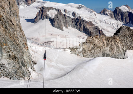 Der Panoramablick auf den Mont Blanc Seilbahn von der Aiguille du Midi in Frankreich auf dem Weg zum Point Helbronner, Italien Stockfoto