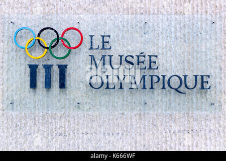 Le Musée Olympique. Brunnen außerhalb des Museums, Wasser strömen über die Olympischen Ringe, Lausanne, Schweiz Stockfoto