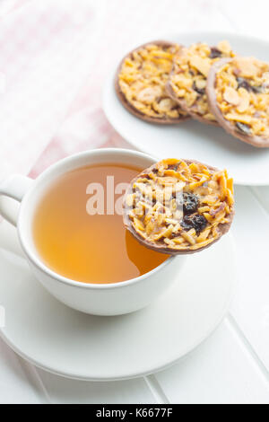 Chocolate Chip Cookies mit Nüssen und Rosinen. Cookies bei einer Tasse Tee. Stockfoto