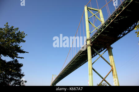 Blick vom neben dem A. Murray MacKay Brücke auf der Halifax Seite Stockfoto