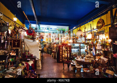 SAN TELMO, BUENOS AIRES, ARGENTINIEN - September 2017 - Alter Markt aus Buenos Aires fliehen Stockfoto