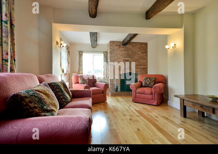Kleines Haus Wohnzimmer mit gemauerten Kamin Stockfoto
