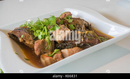 Geschmortes Schweinefleisch und Fisch mit Kraut, vietnamesischen Stil Essen Stockfoto