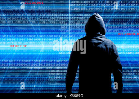 Hacker trägt ein Hoodie vor einem Computer code Hintergrund Stockfoto