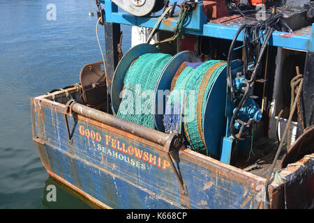 Fischernetze auf Trawler Stockfoto