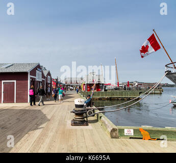 Touristen zu Fuß entlang der alten Waterfront im Hafen von Halifax Stockfoto