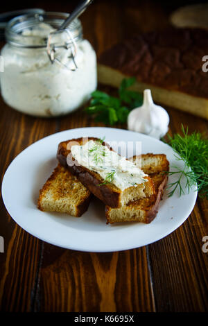 Sandwich Toasts gebraten mit Knoblauch geschmolzenen Käse auf einem Holztisch Stockfoto