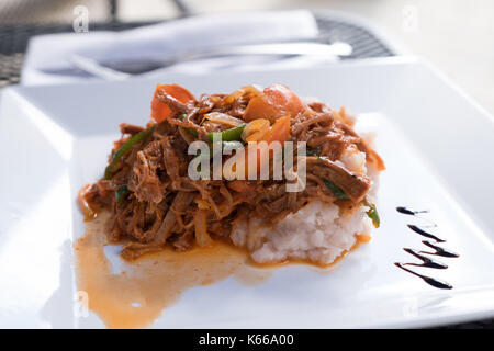 Havanna Kuba: Das nationalgericht von Kuba, Ropa Vieja, Zartes Rindfleisch mit Reis und schwarze Bohnen vernichtet. Stockfoto