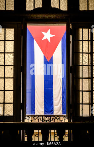 Kubanische Flagge aufhängen in Stockfoto