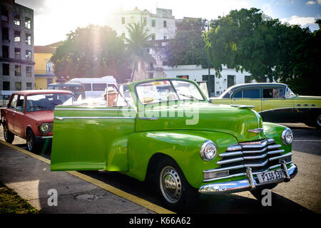 Havanna, Kuba. Touristen Reiten in einer klassischen amerikanischen Autos entlang Havana's Malecon. Stockfoto