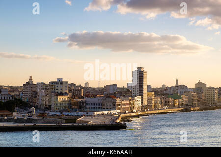 Sonnenuntergang über der Skyline von Havanna. Havana downtown und Malecon. Havanna, Kuba. Stockfoto