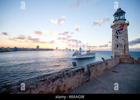 Havanna, Kuba. Sonnenuntergang Blick vom Castillo de los Tres Reyes del Morro. Eine Kreuzfahrt Schiff aus dem Hafen von Havanna. Stockfoto