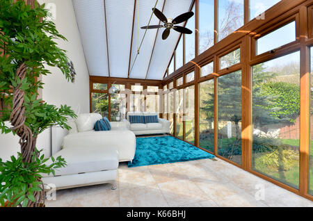 Großer Wintergarten mit Korbmöbel Stockfoto, Bild: 66100710 - Alamy