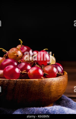Rot Grün frische Stachelbeeren in Houten Stockfoto