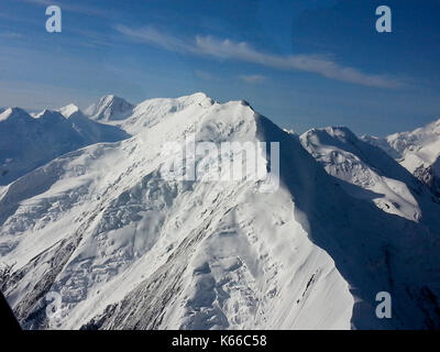 Luftaufnahme von schneebedeckten Bergen, ALASKA Stockfoto