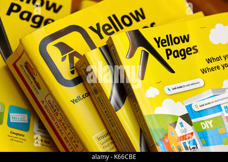 Später kleinere Version der Gelben Seiten klassifiziert Telefon Verzeichnis Papier Ausgabe Großbritannien Stockfoto