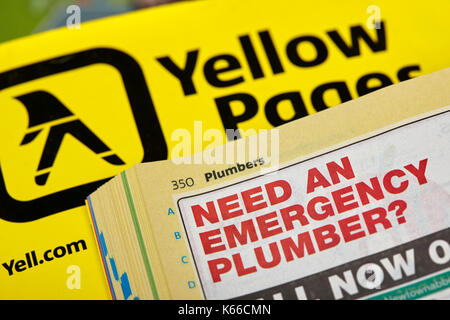 Klempner Abschnitt von kleinen einzelnen Eintrag Business Listings in Gelbe Seiten, Telefonbuch Papier Ausgabe Großbritannien Stockfoto