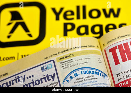 Schlosser Kategorie in Gelbe Seiten, Telefonbuch Papier Ausgabe Großbritannien Stockfoto